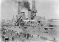 Центральная часть USS New York с надстройками и казематами 127-мм орудий. Погрузка припасов, 24 апреля 1914 г.