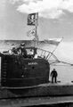 Польская субмарина ORP Sokół возвращается на базу, 1944 год. На перископе «Веселый Роджер» и два захваченных нацистских вымпела