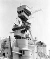 Носовая надстройка крейсера USS Omaha со 152-мм орудием в нижнем каземате, приборами управления огнем и электронным оборудованием.Верфь ВМС, Пьюджет саунд, 29 августа 1933 г.
