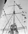 Рожденственская елка на топе фок-мачты USS Raleigh, 25 декабря 1930 г.