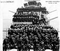 Экипаж крейсер USS Detroit в Сан-Диего, 1 октября 1938 г. Носовая 152-мм башня развернута на левый борт.