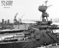 Крейсер USS Richmond на верфм Мэйр Айленд, 15 сентября 1942 г. Носовая 152-мм башня и казематы. Дальномер и антенны РЛС FD и SG на верхушке треногой мачты.