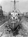 Крейсер USS Richmond в доке верфи ВМС Бостона, 1931 г. Кормовая часть со снятыми винтами правого борта.