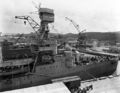 Легкий крейсер USS Concord на верфи Мэйр Айленд, Калифорния, 6 февраля 1942 г. Носовая надстройка с треногой мачтой, приборами управления огнем, казематами и 152-мм башня.