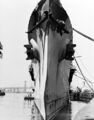 Якорное устройство крейсера USS Marblehead, Нью-Йоркская верфь, май 1942 г. Идет покраска борта корабля.