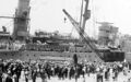 Крейсер USS Memphis у Морской оружейной фабрики (Naval gun factory), Вашингтон, 11 июня 1927 г. Катапульты, грот-мачта и кормовая надстройка.