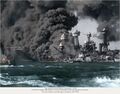 USS West Virginia затопленный и в огне после нападения на Пёрл-Харбор.
