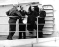 Сэр Филип Луи Виан (2-й слева) с адмиралом Уильям Хэлси на борту американского линкора Missouri, лето 1945 года