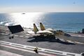 J-15 на стартовой позиции авианосца «Ляонин», позади самолёта поднят газоотбойный щит