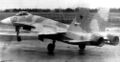 Предшественник Су-33 - опытный самолёт Т10-3 - выполняет зацеп троса на комплексе «Нитка», 1983 год