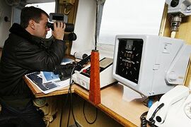 Главнокомандующий вооружённых сил Российской Федерации Д. А. Медведев на мостике ТАКР «Адмирал Кузнецов»