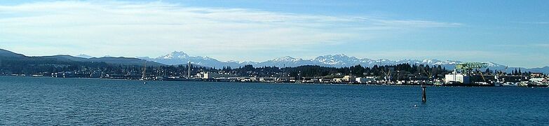 Панорама на Puget Sound Naval Shipyard. «Законсервированные» корабли находятся слева, а «Зеленей гигант» справа.