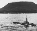 USS Quillback (SS-424) подбирает из воды сбитого пилота (1945 год)