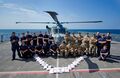 Абордажная команда Королевской морской пехоты (RMBT) на борту эсминца HMS Dragon с изъятыми 49 кг героина в Персидском заливе.