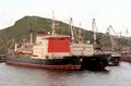 Российские ледоколы «Адмирал Макаров» (слева) и «Москва» в 1992 году, незадолго до того , как последний был продан на металлолом.