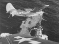 SB2C Helldiver на фоне авианосца