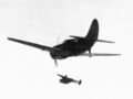 Curtiss SB2C Helldiver запускает ASM-N-2 Bat.