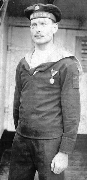 Файл:SMS VIRIBUS UNITIS crew member.jpg