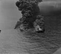 Горящий американский танкер SS Dixie Arrow (водоизмещение 8046 брт), торпедированный немецкой подводной лодкой U-71