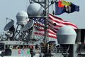 Моряки стоят на левом крыле мостика ракетного крейсера типа «Тикондерога» USS Chancellorsville (CG 62) во время пополнения запасов в море с помощью быстроходного корабля боевого обеспечения USNS Bridge (T-AOE 10).