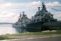 Эсминец «Безудержный» в базе Североморск, 1990-е гг. На заднем плане БДК «Митрофан Москаленко»