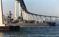 Эсминец «Боевой» проходит под мостом Коронадо в порт Сан-Диего, 31 июля 1990 года