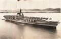 Coral Sea вскоре после ввода в строй, 1948 год. Хорошо заметны пустые зенитные «гнёзда» под передним обрезом полётной палубы: счетверённые 40-мм «Бофорсы» в них так и не были установлены