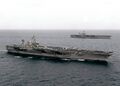 USS Constellation (на переднем плане) и USS Kitty Hawk в Южно-Китайском море, август 1999 года