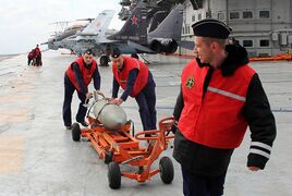 Транспортировка авиабомб на палубе ТАКР «Адмирал Кузнецов» во время боевой службы, 17 декабря 2016 года