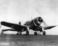 На палубе, F4U готовят к взлету