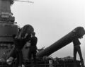 Члены экипажа USS Alabama одевают чехлы на 406-мм орудия, январь 1943 г.