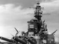 Вид с кормы линкора USS Alabama в «Dapple» камуфляже, январь 1943 г. РЛС управления огнем (Mark-4 и Mark-8), кормовая 406-мм башня, 127-мм установки.