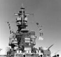 Вид с кормы линкора USS Alabama в «Dapple» камуфляже, январь 1943 г. РЛС управления огнем (Mark-4 и Mark-8), кормовая 406-мм башня, 127-мм установки.