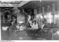 1925 год, Пассажиры в ресторане корабля