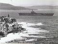 Авианосец HMAS Sydney проходит у мыса Юг Хед