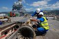 Часть парового цилиндра палубной катапульты - производится ее разборка в ходе ремонта авианосца ВМС Франции Charles de Gaulle