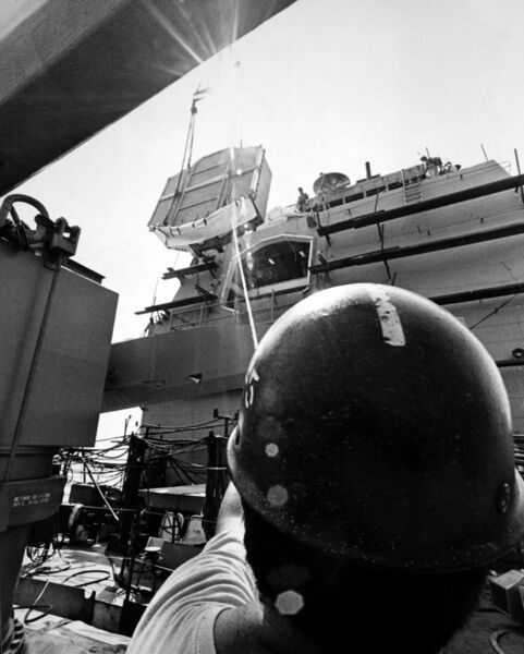 Файл:The-first-phased-array-radar-for-the-aegis-combat-system-is-lifted-aboard-the-f6c1f6-1024.jpg