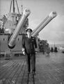 Джон Тови на фоне 14" орудий линкора HMS King George V