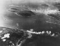 В левом нижнем углу виден горящий аэродром на острове Моен. Выше него расположен остров Дублон. За ним остров Этен. Остров Фефан виден справа. Трук, 17 февраля 1944 года.