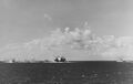 Взрыв минного тральщика IJN Shonan Maru No. 15 обстрелянного из 127 мм орудий линкора USS New Jersey. Справа USS New Jersey, снимок сделан с борта крейсера USS Minneapolis. Воды прилегающие к атоллу Трук, 17 февраля 1944 года.