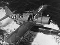 Vought OS2U-3 Kingfisher поднимают на борт крейсера USS Baltimore. В кабине стрелка-радиста находится спасенный летчик Джордж М. Блэр. Воды прилегающие к атоллу Трук, 18 февраля 1944 года.