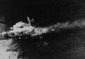 Grumman F6F-3 Hellcat пролетает на поврежденным эсминцем IJN Tachikaze. Эсминец IJN Tachikaze сел на мель в нескольких километрах от атолла Трук 4 февраля 1944 года. Снять с мели его не удалось и 17 февраля 1944 года он был потоплен американской авиацией.