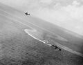 Японский эсминец под огнем американской авиации. Трук, 17-18 февраля 1944 года.