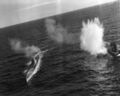 U-117 (справа) и U-66 под атакой самолета с USS Card (CVE-11) 7 августа 1943 года (текущая)