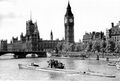 Сдавшиеся лодка U-776 у Вестминстерского моста. Лондон 1945 год.