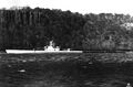 USS Rasher (SS-269) движется по реке после прибытия в Нью-Йорк 6.10.1945 после капитального ремонта.