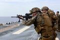 Морские пехотинцы проводят первый раз практику боевой стрельбы на борту USS Америки.