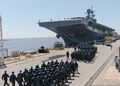 Моряки США и морских пехотинцы, погружаются на корабль перед походом 10 апреля 2014 года.
