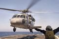 Вертолет MH-60S Seahawk приземляется на полетную палубу USS «Simpson»