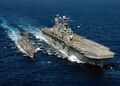 4 июня 2006 год. Десантный корабль USS «Saipan» (LHA 2) и USS «Simpson» (FFG 56) на учениях Phoenix Express 2006.